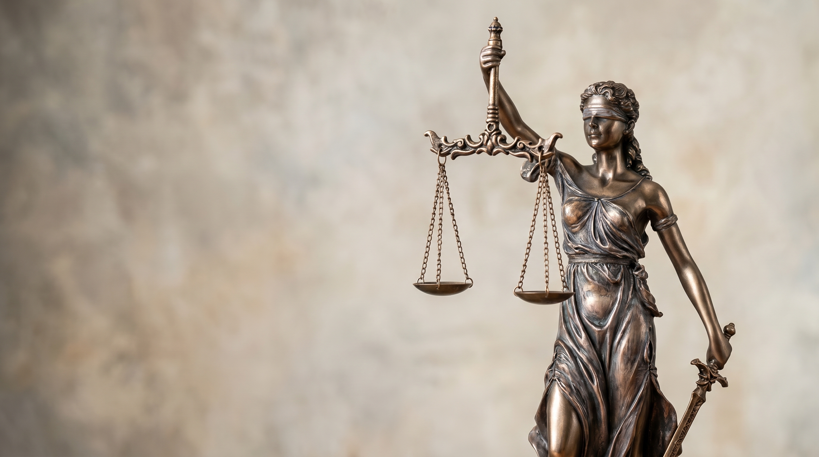 Estatua de la Dama de la Justicia de bronce para atención jurídica online de la Dra. Silvana Sánchez